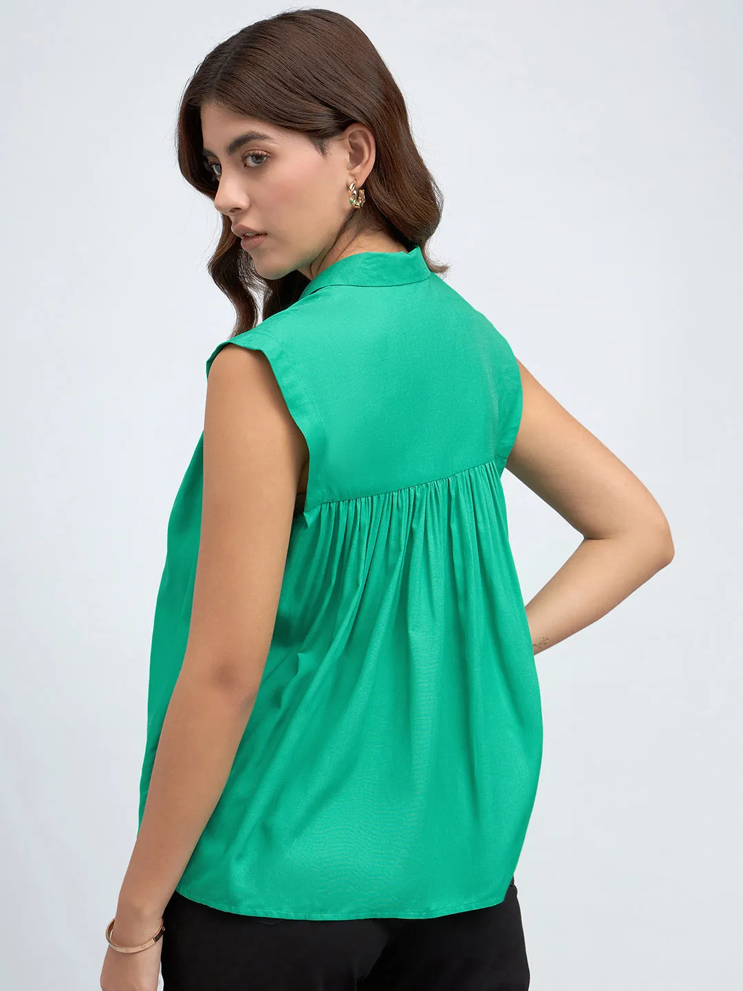 DL Woman Shirt Collar Regular Fit Solid Green Sleeveless Shirt